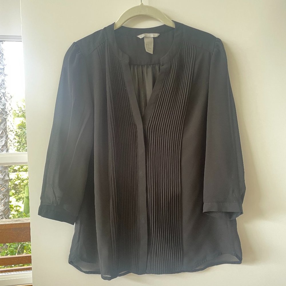 H&M Pin-tucked Blouse with 3/4 length‎ Sleeve and V-Neck in Black, Size 8